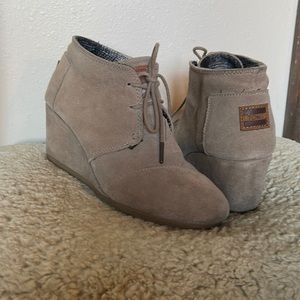 Toms suede tan wedge booties